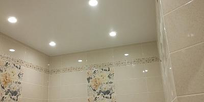Матовый натяжной потолок в ванную