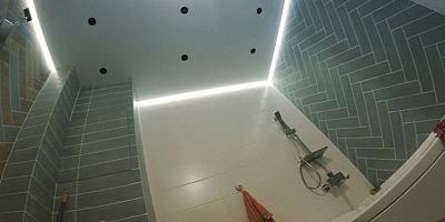 Парящий натяжной потолок в ванную