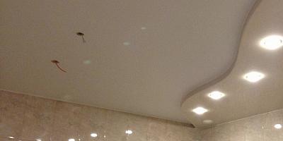 Двухуровневый натяжной потолок в ванную
