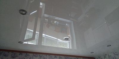 Глянцевые потолки на кухню
